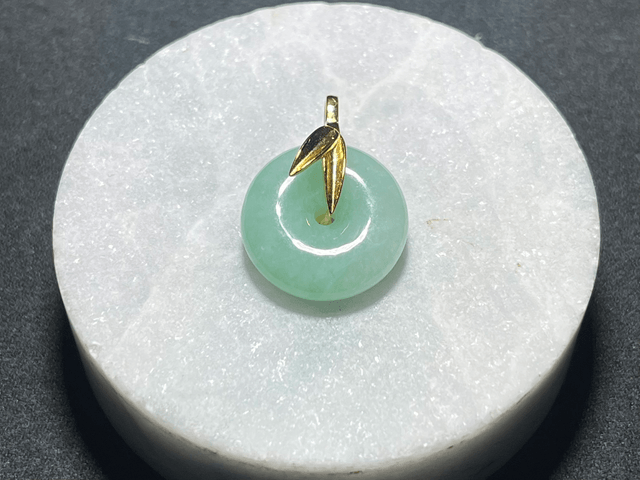 Pendentif Ping An Kou - Feuille dorée 